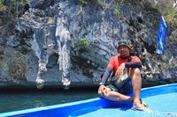 Wisatawan yang berpose di depan batu kelamin (Randy/detikcom)