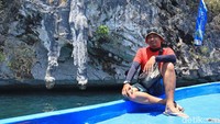 Wisatawan pun tak melewatkan momen untuk berfoto dengan latar batu kelamin. Gaya seperti apa? Kembali pada masing-masing traveler (Randy/detikcom)  