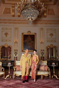 Sineenat Wongvajirapakdi dan Raja Thailand. 