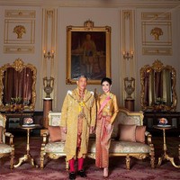 Raja Thailand Maha Vajiralongkorn mencabut semua gelar kerajaan dan militer yang disandang selirnya, Sineenat Wongvajirapakdi. Ia dianggap tidak setia terhadap monarki dan berambisi menyamai posisi ratu. Foto: Reuters