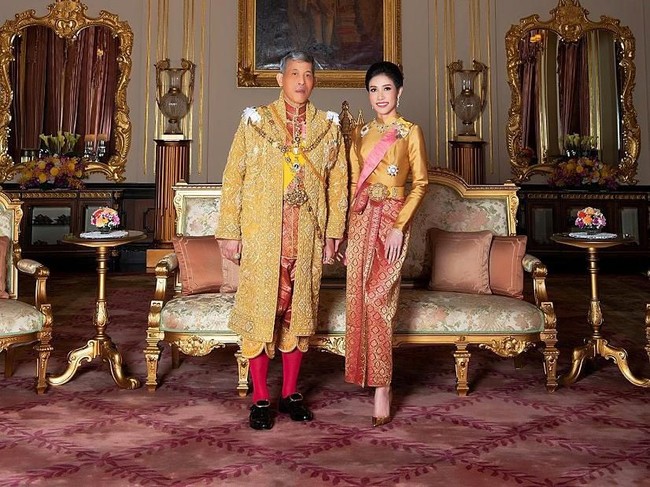 Raja Thailand Maha Vajiralongkorn mencabut semua gelar kerajaan dan militer yang disandang selirnya, Sineenat Wongvajirapakdi. Ia dianggap tidak setia terhadap monarki dan berambisi menyamai posisi ratu. Foto: Reuters