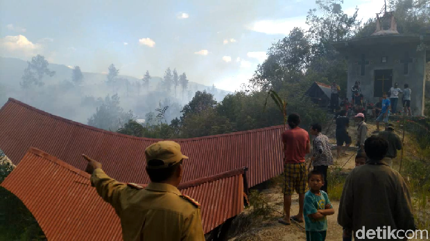 Warga sempat khawatir areal pekuburan terbakar karena api sudah mendekat