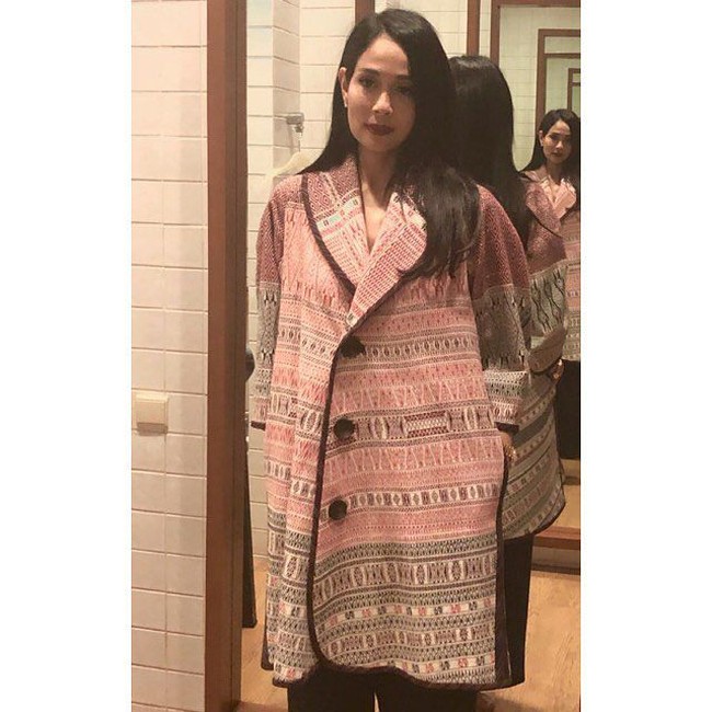 Cantiknya Loemongga berbalut busana dari kain ulos dari Tarutung karya desainer Edward Hutabarat. Foto: Dok. Instagram