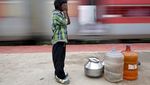 Potret Bocah India yang Tiap Hari Angkut Air Naik Kereta