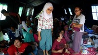 Penampakan sejumlah warga yang mengungsi di SDN Bidaracina, Jakarta, Selasa (22/10/2019).