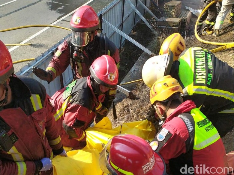 Pipa Pertamina Cimahi Meledak, Seorang WNA Pekerja Proyek Kereta Cepat Tewas Pipa Pertamina Cimahi Meledak, Seorang WNA Pekerja Proyek Kereta Cepat Tewas