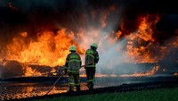 Sejumlah petugas pemadam kebakaran terus berupaya memadamkan kebakaran pipa pertamina yang terjadi di Kota Cimahi, Jawa Barat, Selasa (22/10/2019).