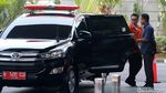 Diperiksa KPK, Tersangka Suap Impor Ikan Tutupi Borgol dengan Amplop