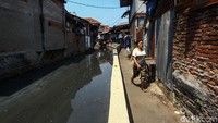 Aliran Kali Krukut juga tampak menghitam.