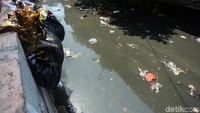 Sampah tersebut juga akan mencemari aliran sungai.