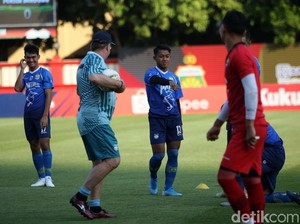 Dijamu Bhayangkara FC, Persib Tak Naik Rantis