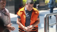Semuanya ditangkap KPK dalam operasi tangkap tangan, beberapa waktu lalu.