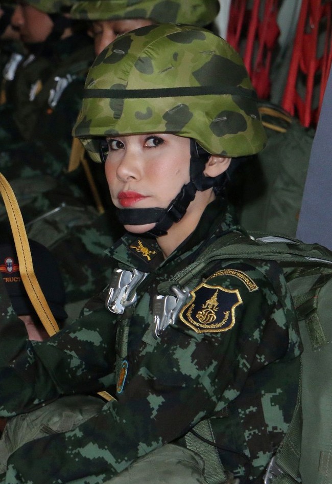 Meskipun berseragam militer, Sineenat tetap merias dirinya dengan makeup lengkap. Bibirnya pun dipulas lipstik merah. Foto: Reuters