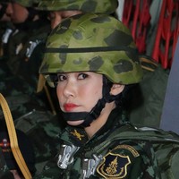 Meskipun berseragam militer, Sineenat tetap merias dirinya dengan makeup lengkap. Bibirnya pun dipulas lipstik merah. Foto: Reuters