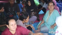 Tenda darurat langsung didirikan untuk para warga yang mengungsi.