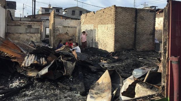 Mereka mengambil barang-barang yang bisa diselamatkan mulai dari alat masak, jeruji jendela, hingga baju-baju yang sudah terbakar sebagian.