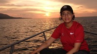Ibu Sri juga sempat berfoto di atas kapal saat momen sunset tiba. Indahnya bukan main! (@smindrawati/Instagram)