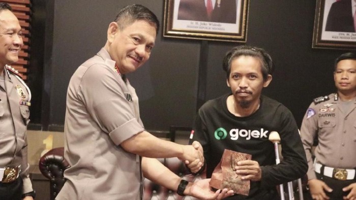 Kapolda Sulsel Santuni Driver Ojol yang Tertabrak Mobil Polisi