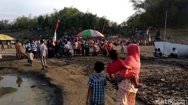 Ratusan warga di Sungai Bengawan Solo yang kering/