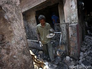 Mengais yang Tersisa dari Kebakaran di Jatinegara