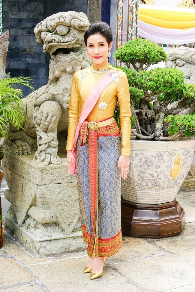 Namun gelarnya sudah dipulihkan. Ia kini mendapat hak istimewa kembali. Sineenat disebut menyusul raja ke Jerman, tepatnya di vila pribadi di Bavaria. Foto: Reuters