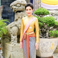 Saat melepas seragam militer dan berbusana formal, Sineenat bertransformasi jadi feminin. Rambut pendeknya pun ditata dengan gaya wetlook dan disisir ke belakang. Foto: Reuters