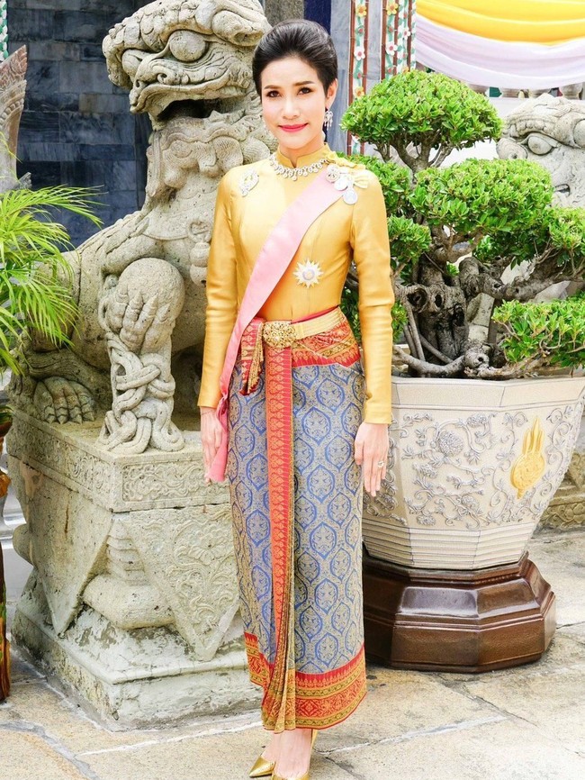 Saat melepas seragam militer dan berbusana formal, Sineenat bertransformasi jadi feminin. Rambut pendeknya pun ditata dengan gaya wetlook dan disisir ke belakang. Foto: Reuters