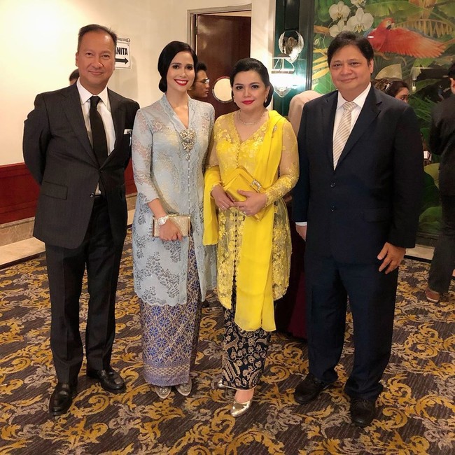 Loemongga yang pernah berkarier sebagai model ini selalu stylish dalam berpenampilan. Ketika menghadiri acara formal, ibu tiga anak ini lebih menyukai memakai wastra nusantara. Seperti saat menghadiri sebuah acara pernikahan bersama sang suami Agus Gumiwang, Loemongga memakai kebaya dan kain batik. Foto: Dok. Instagram