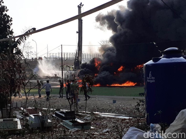 Kobaran Api Pipa Pertamina ke Tol Purbaleunyi, Kendaraan Terjebak Kobaran Api Pipa Pertamina ke Tol Purbaleunyi, Kendaraan Terjebak