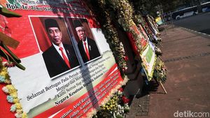 Jejeran Karangan Bunga untuk Jokowi-Maruf di Istana