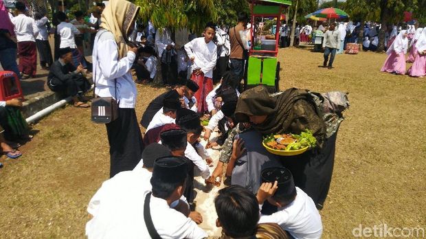 Kemeriahan Hari Santri di Ciamis: Pawai dan Makan Nasi Liwet 