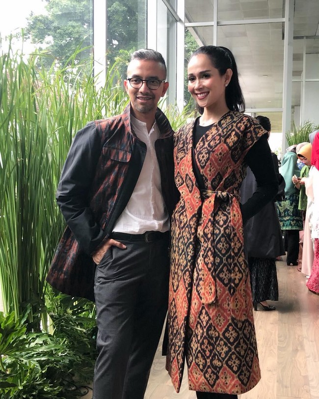 Loemongga dikenal berteman baik dengan desainer Didiet Maulana. Dia pernah didapuk Didiet menjadi model fashion show memeragakan salah satu koleksi busana yang terbuat dari kain ikat. Didiet juga pernah merancang busana untuk dipakai Loemongga ke upacara HUT ke-74 RI di Istana Negara. Foto: Dok. Instagram