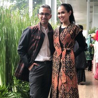 Loemongga dikenal berteman baik dengan desainer Didiet Maulana. Dia pernah didapuk Didiet menjadi model fashion show memeragakan salah satu koleksi busana yang terbuat dari kain ikat. Didiet juga pernah merancang busana untuk dipakai Loemongga ke upacara HUT ke-74 RI di Istana Negara. Foto: Dok. Instagram