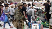 Sebelumnya, terkait dengan kerusuhan yang terjadi di sana, pemerintah Chile pun mengeluarkan perpanjangan status darurat militer di kota-kota utara dan selatan negara tersebut. Perpanjangan darurat militer itu diterapkan usai 7 orang tewas dalam bentrokan yang disertai kekerasan dan serangan pembakaran pada akhir pekan lalu. AP Photo/Luis Hidalgo.