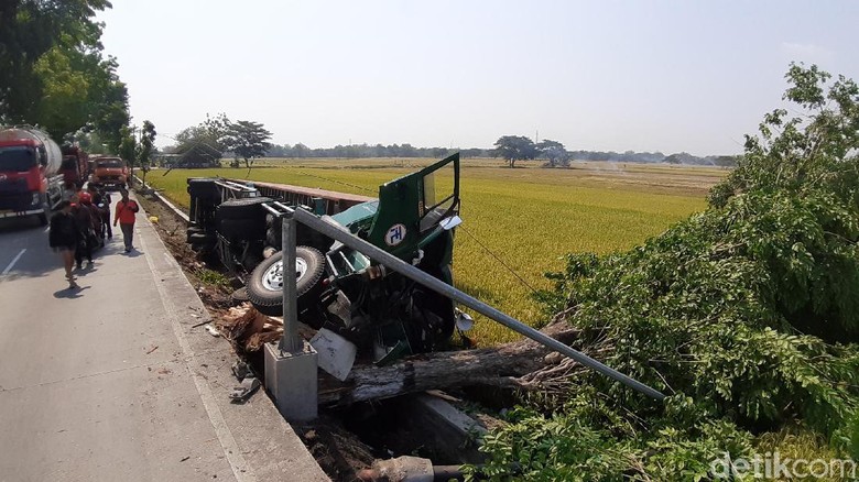 Sopir Ngantuk, Truk Kontainer Terguling di Jalur Lingkar Utara Sragen Sopir Ngantuk, Truk Kontainer Terguling di Jalur Lingkar Utara Sragen