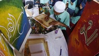 Santri menulis kaligrafi huruf Arab di lokasi pembukaan Musabaqah Tilawatil Quran (MTQ) untuk menyambut Hari Santri Nasional di Balai Kota Solo, Jawa Tengah, Kamis (17/10/2019). Acara tersebut mengangkat tema Santri Indonesia untuk Perdamaian Dunia. ANTARA FOTO/Maulana Surya.