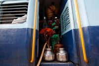 Kisah Bocah India yang Naik Kereta untuk Membawa Air