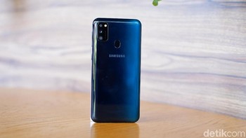 Bagian belakangnya terbuat dari polikarbonat. Foto: Adi Fida Rahman/detikINET