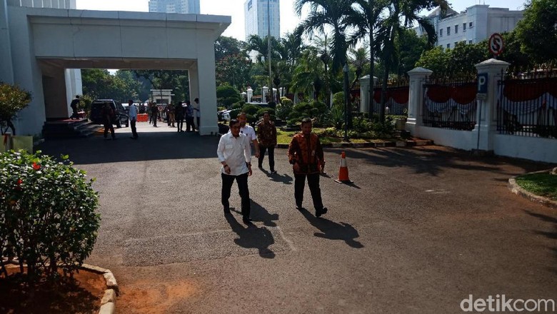 Yasonna dan Budi Karya Dipanggil Juga ke Istana Yasonna dan Budi Karya Dipanggil Juga ke Istana
