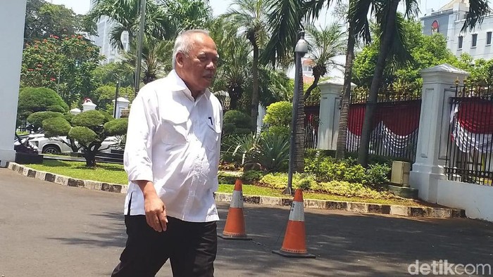 Menteri Basuki datang ke istana negara dengan kemeja putih (Foto: Danang Sugianto) Menteri Basuki datang ke istana negara dengan kemeja putih (Foto: Danang Sugianto)