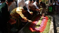 Ketua Umum PBNU KH Said Aqil Siroj ) menaburkan bunga di atas makam Gus Dur di Ponpes Tebuireng, Jombang, Jawa Timur, Kamis (17/10/2019). Ziarah pimpinan PBNU ke makam Gus Dur dan para pendiri NU tersebut dalam rangka menyambut Hari Santri Nasional tahun 2019. ANTARA FOTO/Syaiful Arif.