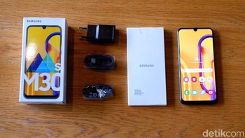 Inilah seluruh isi kotak penjualan Galaxy M30s di Indonesia. Foto: Adi Fida Rahman/detikINET