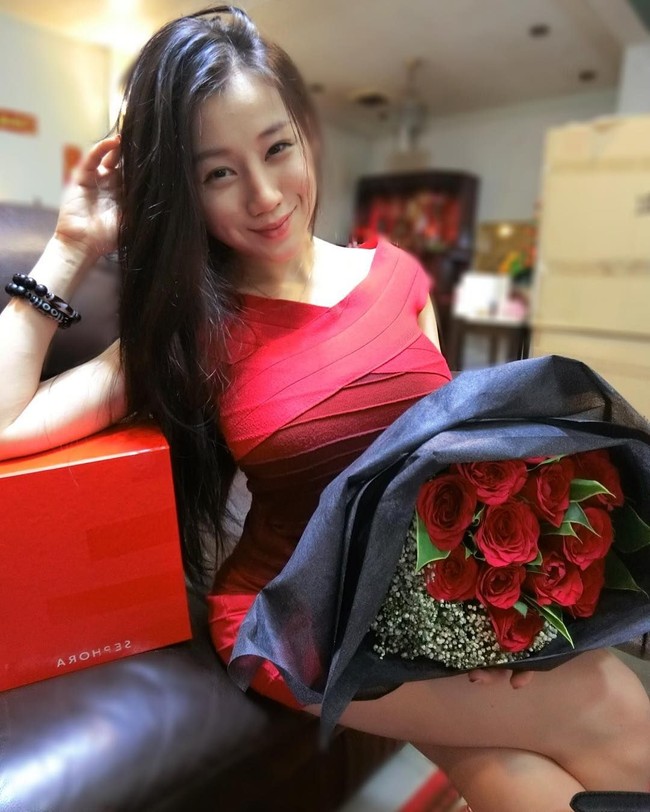 Tak hanya itu, beauty blogger ini juga pernah ditawar untuk melakukan hubungan seks dengan seorang pria yang mengaku suka melakukan masturbasi sambil melihat foto-fotonya. Banyak pria yang membenarkan tindakannya itu dan merasa Ukinikay pantas mendapatkannya karena ia kerap berpakaian seksi. Foto: Instagram