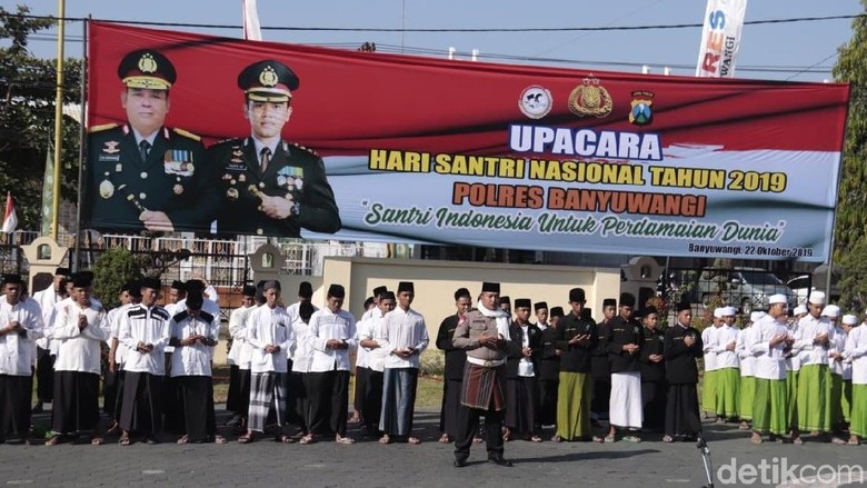 Polisi Banyuwangi Ajak Santri Bijak Bermedsos Polisi Banyuwangi Ajak Santri Bijak Bermedsos
