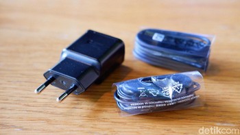 Diberikan charger yang mendukung pengisian cepat, kabel data USB Type C dan headphone jack. Foto: Adi Fida Rahman/detikINET