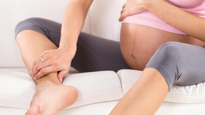 13 Cara Mengatasi Kaki Bengkak Saat Hamil, Ibu Hamil Perlu Tahu!