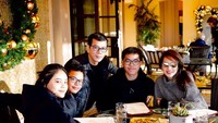 Bersama istri dan ketiga anaknya, Wishnutama sempatkan makan bareng di sebuah restoran. Ia menuliskan tagar momen berharga pada unggahan foto ini. Foto: Instagram wishnutama