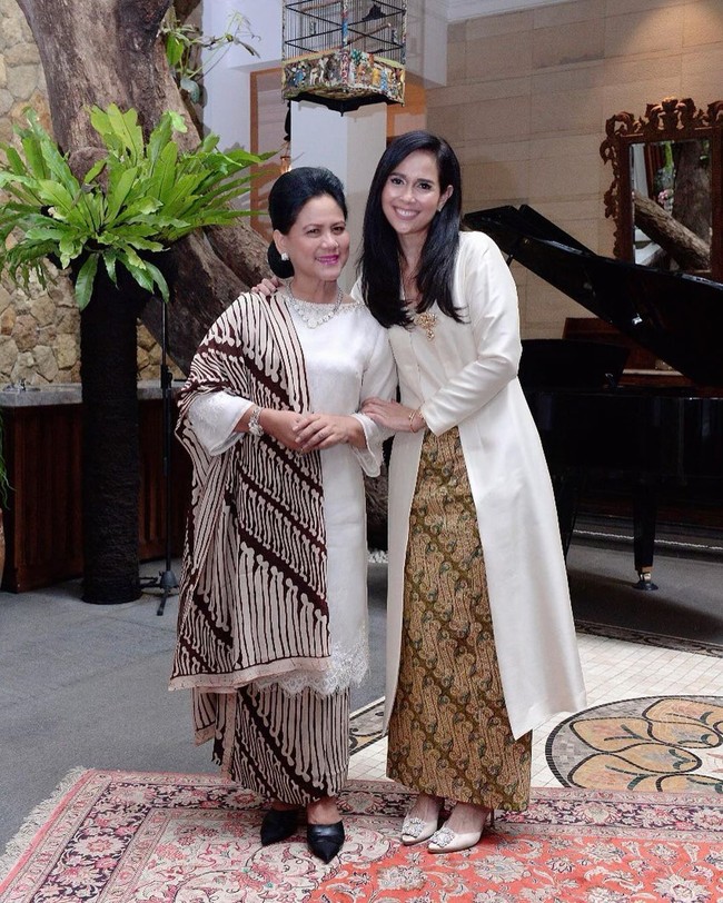 Batik sering menjadi pilihannya saat menghadiri acara yang berhubungan dengan kabinet kerja. Berpose bersama ibu negara Iriana Jokowi, Loemongga terlihat elegan dengan kebaya yang dipadukan dengan kain batik motif parang. Foto: Dok. Instagram