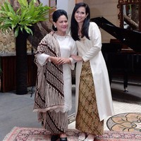 Batik sering menjadi pilihannya saat menghadiri acara yang berhubungan dengan kabinet kerja. Berpose bersama ibu negara Iriana Jokowi, Loemongga terlihat elegan dengan kebaya yang dipadukan dengan kain batik motif parang. Foto: Dok. Instagram