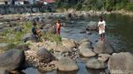 Warga Jasinga Bogor Manfaatkan Air Sungai untuk Mencuci